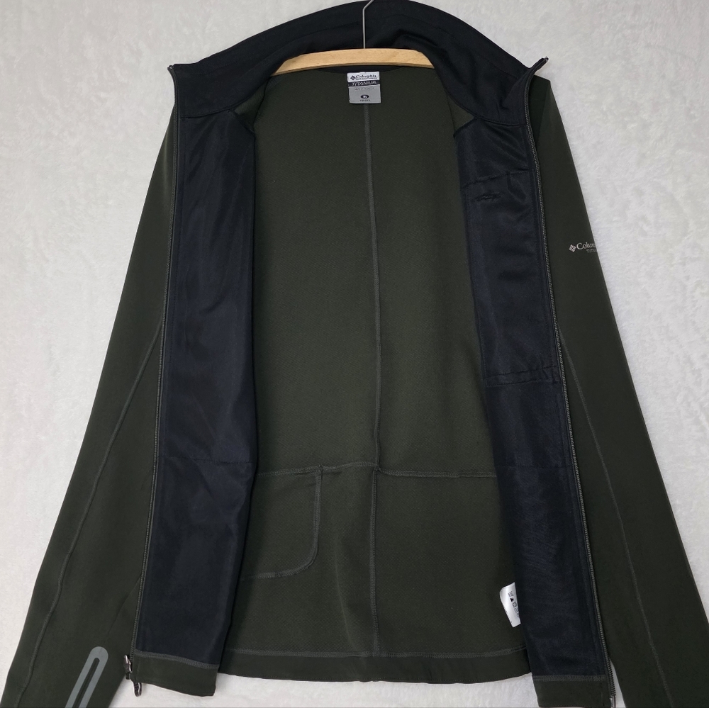 Columbia Titanium Lightweight Olive Green Performance Utility Jacket Size XL.